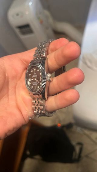 Reloj negro y plateado