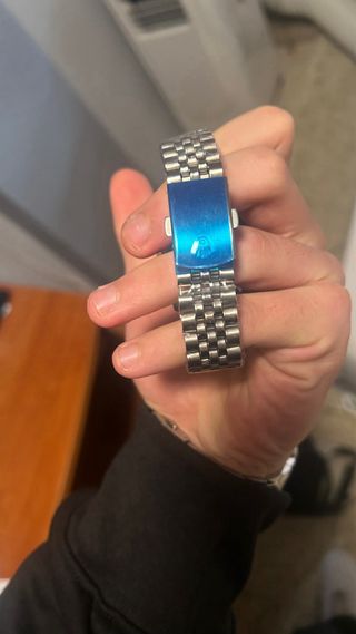 Reloj negro y plateado