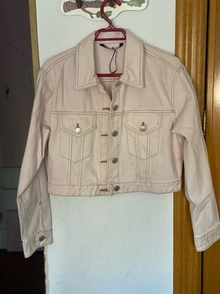 Chaqueta vaquera rosa cropped