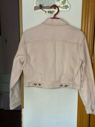 Chaqueta vaquera rosa cropped