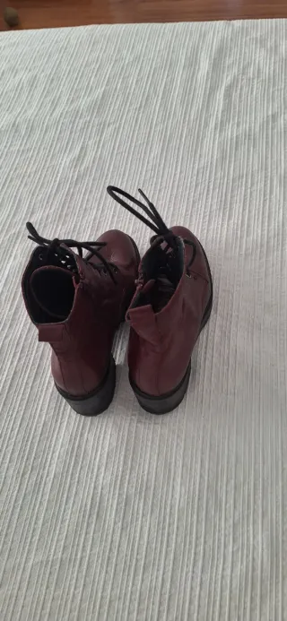 Botas de cuero burdeos con cordones
