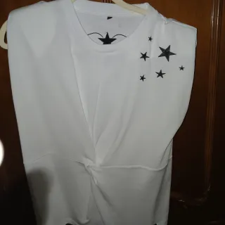 Camiseta blanca con estrellas brillantes