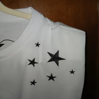 Camiseta blanca con estrellas brillantes