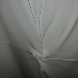 Camiseta blanca con estrellas brillantes