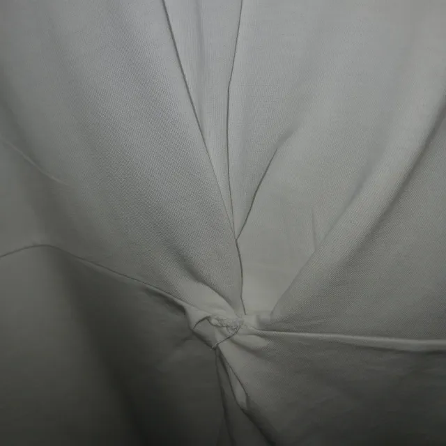 Camiseta blanca con estrellas brillantes