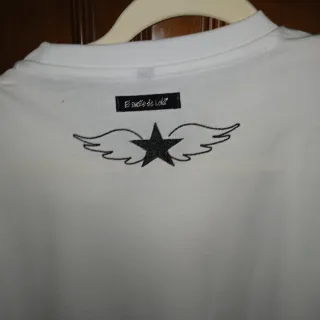 Camiseta blanca con estrellas brillantes
