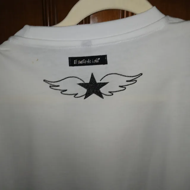 Camiseta blanca con estrellas brillantes