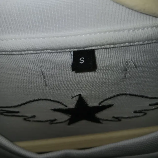 Camiseta blanca con estrellas brillantes