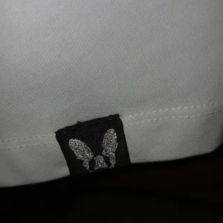 Camiseta blanca con estrellas brillantes