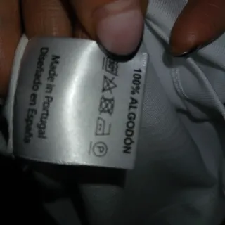 Camiseta blanca con estrellas brillantes