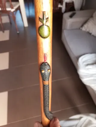 Bastón tallado, pájaro y serpiente.