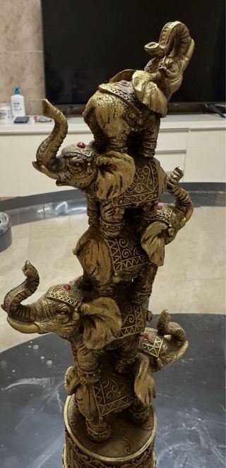 Figura de elefantes apilados dorados