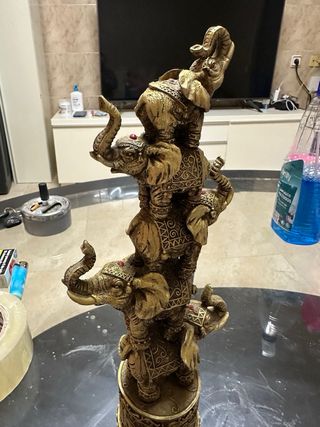 Figura de elefantes apilados dorados