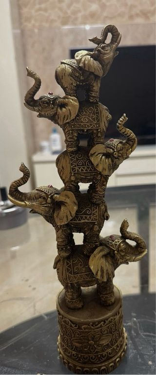 Figura de elefantes apilados dorados