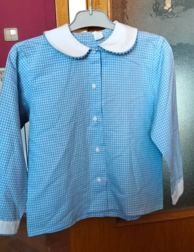 Camisa cuadros azul niña cuello blanco y camiseta