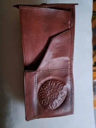 Cartera de cuero repujado con relieve