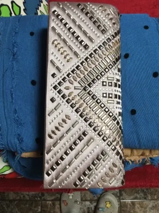 Bolso de fiesta rosa empolvado con pedrería.