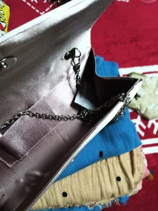 Bolso de fiesta rosa empolvado con pedrería.