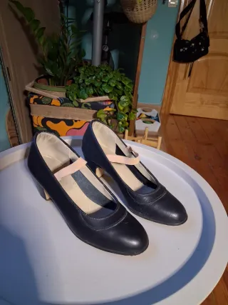 Zapatos de flamenco negros. Apenas se han usado