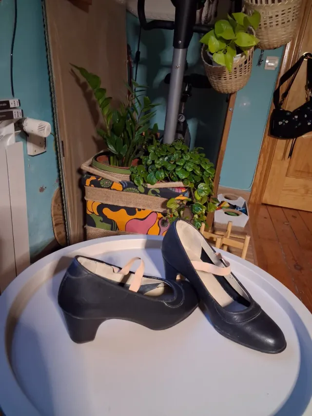 Zapatos de flamenco negros. Apenas se han usado