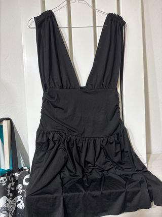 Vestido negro corto escotado