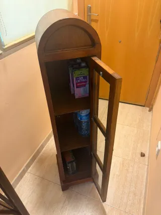 Mueble vitrina madera y cristal