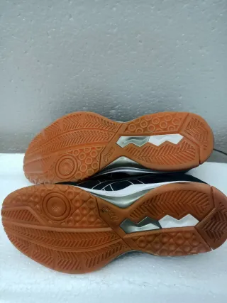 Zapatillas Asics Negras y Blancas