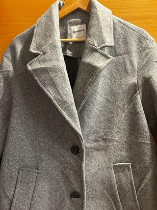 Abrigo gris Bershka