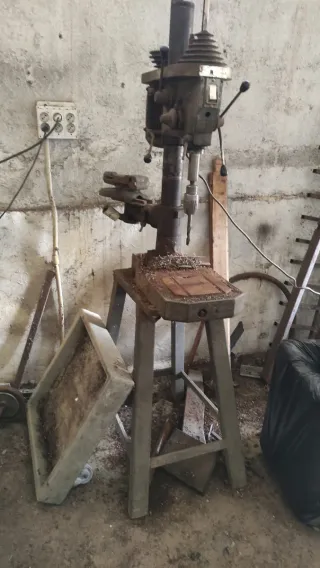 Taladro de columna industrial antiguo