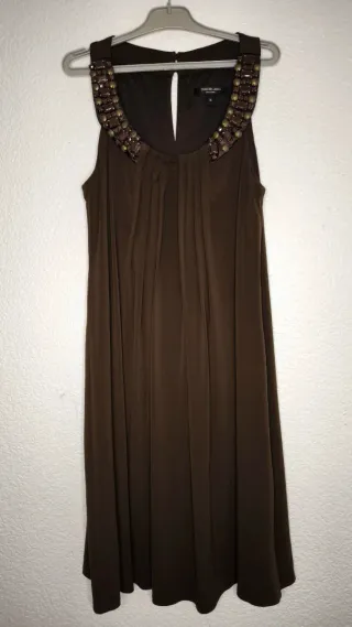 Vestido marrón con pedrería