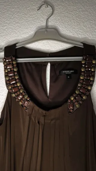 Vestido marrón con pedrería