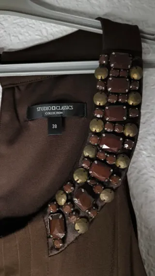 Vestido marrón con pedrería
