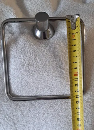 Toallero de metal plateado