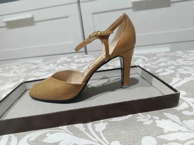 Zapatos de tacón beige/marrón, tacón de 8 ctms.