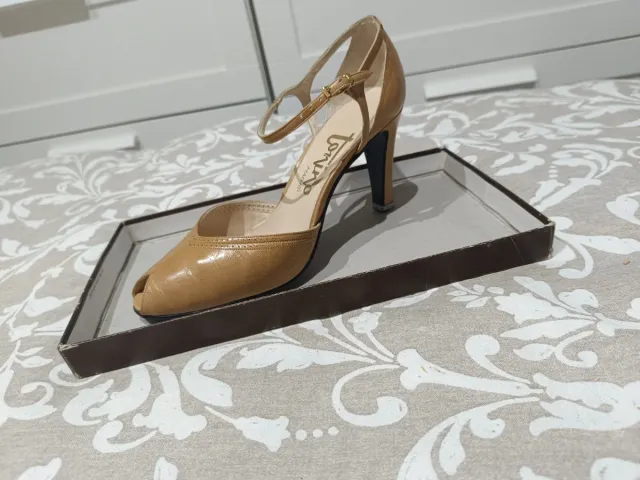 Zapatos de tacón beige/marrón, tacón de 8 ctms.
