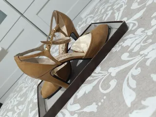 Zapatos de tacón beige/marrón, tacón de 8 ctms.