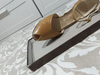 Zapatos de tacón beige/marrón, tacón de 8 ctms.