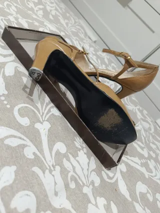 Zapatos de tacón beige/marrón, tacón de 8 ctms.