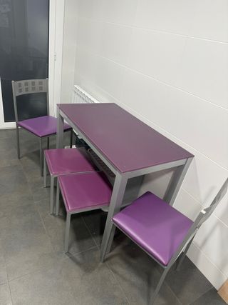 Mesa de cocina morada y sillas
