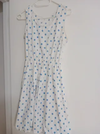 Vestido blanco con lunares azules