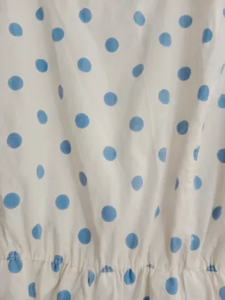 Vestido blanco con lunares azules