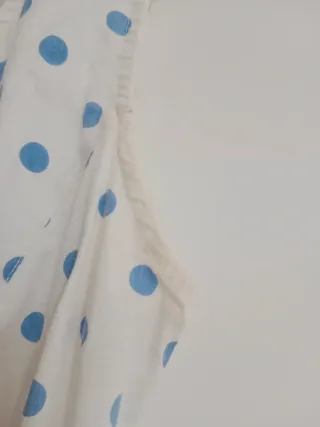 Vestido blanco con lunares azules