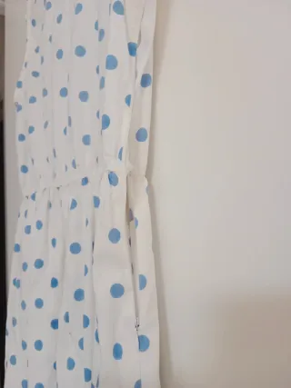 Vestido blanco con lunares azules