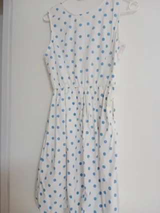 Vestido blanco con lunares azules