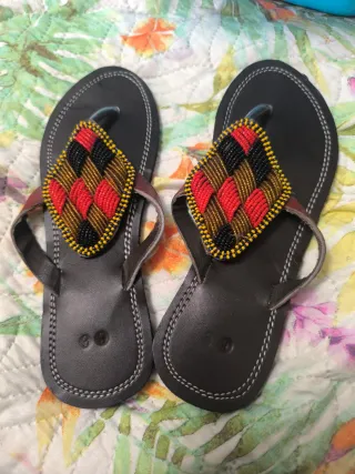 Sandalias de cuero con abalorios Talla 39