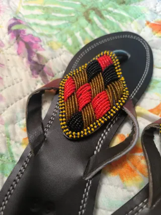 Sandalias de cuero con abalorios Talla 39