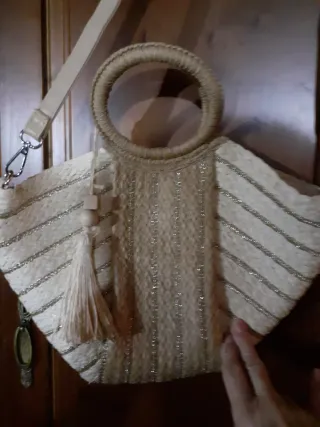 Bolso de rafia con detalles dorados