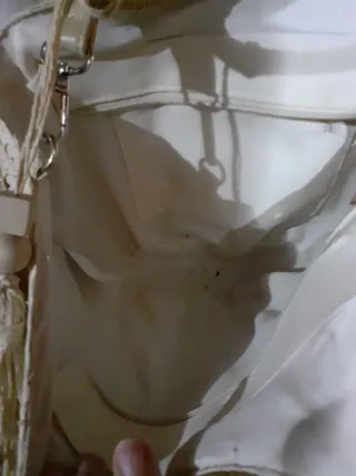 Bolso de rafia con detalles dorados