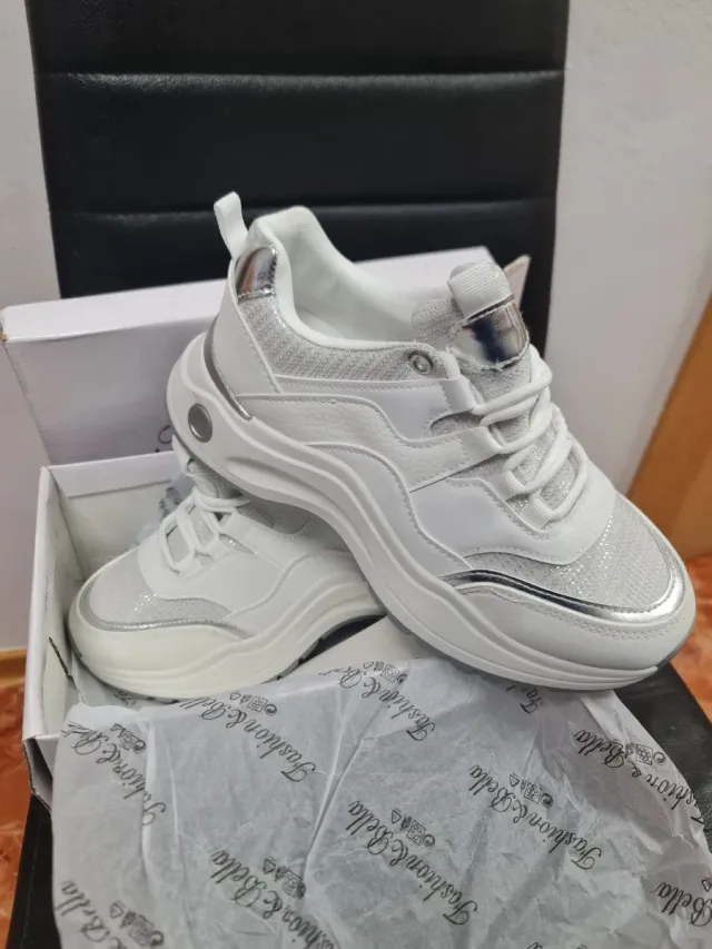 Zapatillas Fashion & Bella Blancas y Plateadas