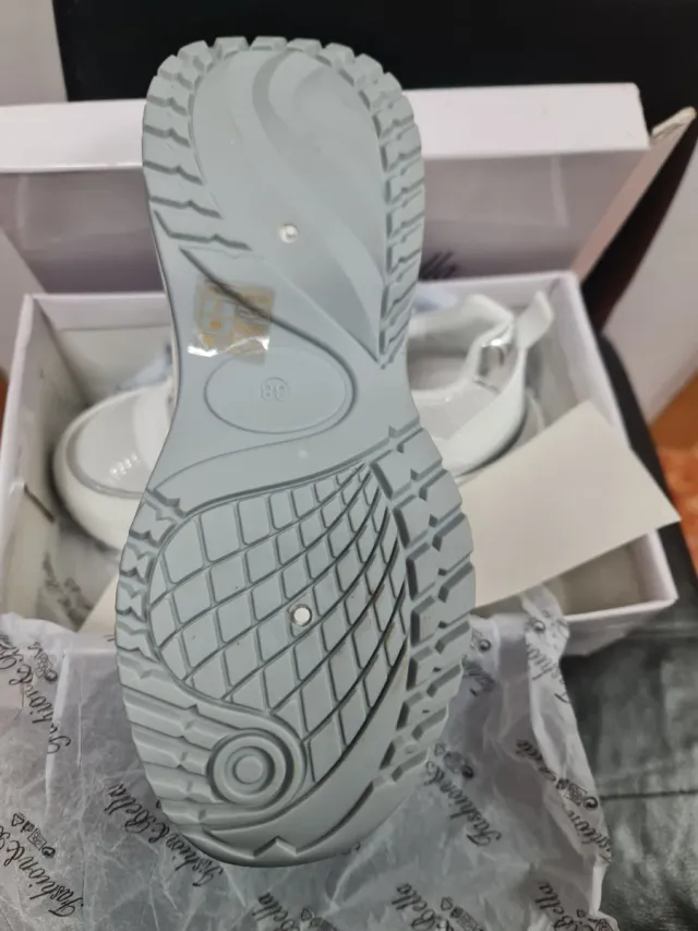 Zapatillas Fashion & Bella Blancas y Plateadas